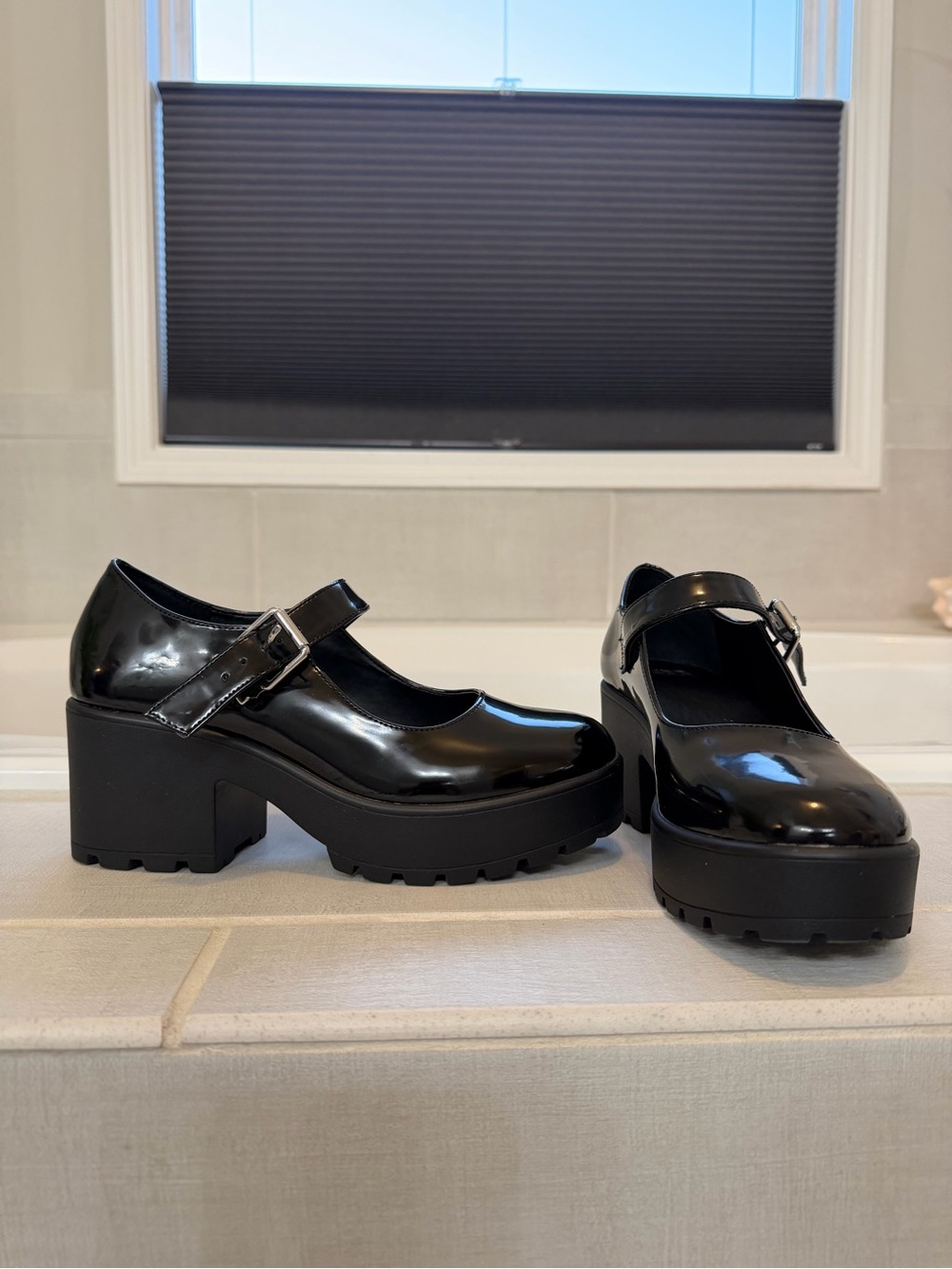 GB "This-Love" Patent Lugged Platform Mary Jane Pumps Size 7M